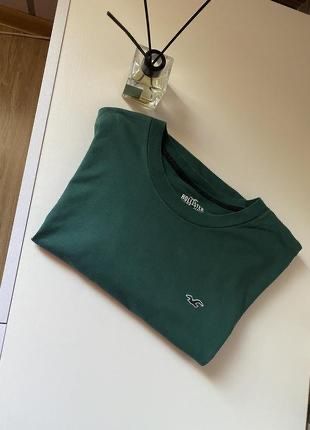 футболка holister , с лого на груди