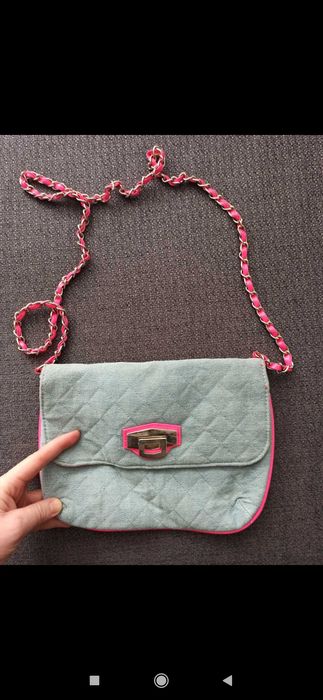 Jeansowa torebka z różowym wykończeniem, na łańcuszku Atmosphere