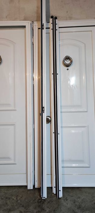 Portas externas de PVC branco, com seus batentes, em excelente estado.