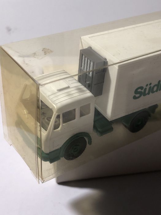 Camião miniatura mercedes
