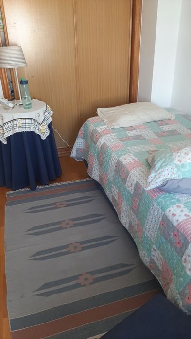 Aluga quarto estudante Nova SBE Carcavelos