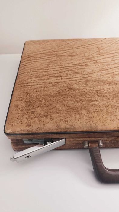 Mala executivo muito antiga - para decoração ou mesmo arrumação