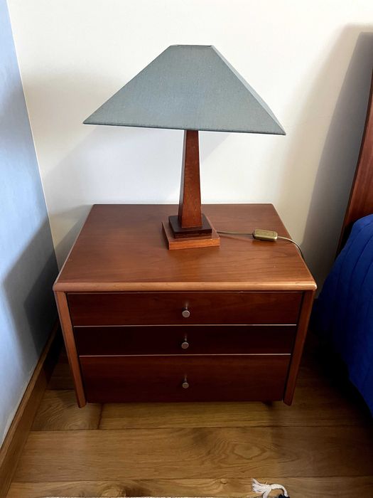 Cama de corpo e meio e mesa de cabeceira em cerejeira