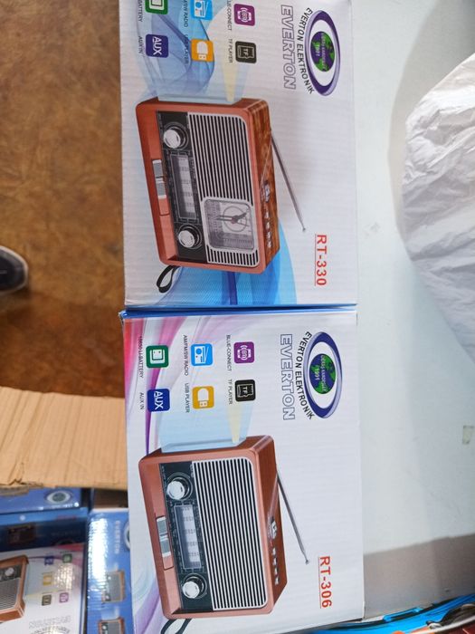 Радио,радио с часами и фонарем.