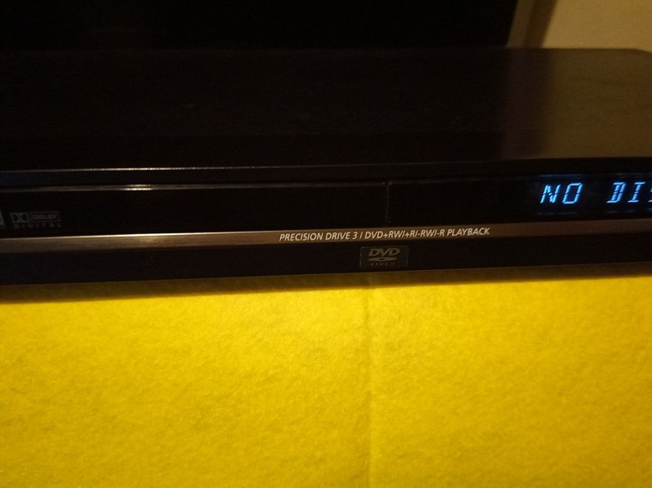 Leitor de dvds e CDs Sony com comando