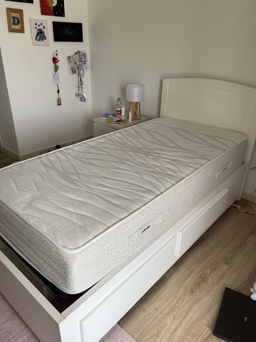 Cama de solteiro em madeira maciça lacada com gavetões e colchão