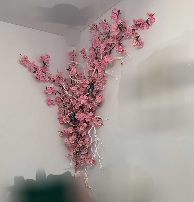 Decoração de parede com flores de cerejeira artificiais