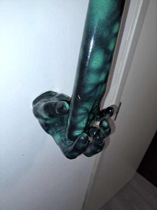 Vendo arma de chumbo decorativa com pintura exclusiva e suporte de mao