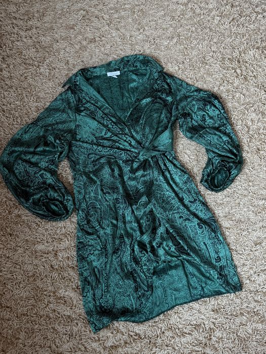 Сатинова атласна вечірня сукня зелена смарагдова