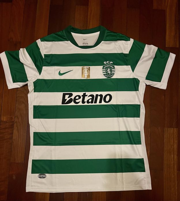 Camisola Sporting 25/26 com badge campeao