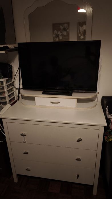 Cómoda de quarto com espelho