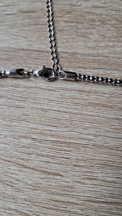 Naszyjnik w kolorze srebrnym i wisiorek coś jakby muszla z cyrkoniami