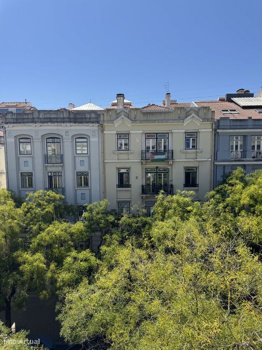Charmoso Apartamento Familiar de Época com Excelente Potencial