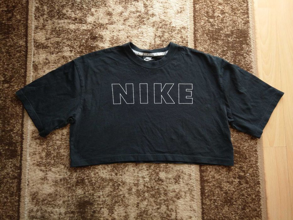 crop top  Nike central logo