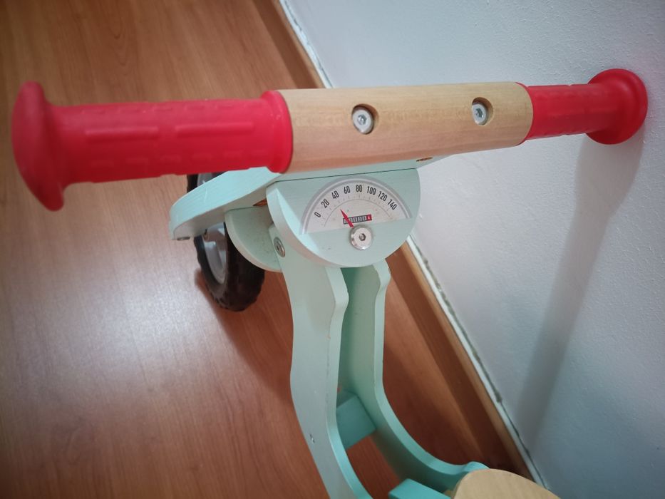 Bicicleta de equilíbrio (balance bike) em madeira, 2-5 anos, peso máximo 20kg, azul e vermelho