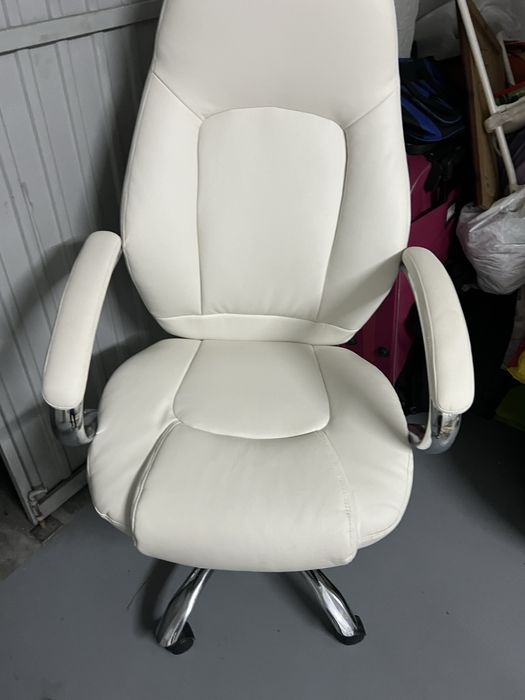 Vendo 2 cadeiras escritorio e  1 cadeirao