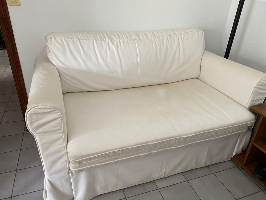 Sofa com 1,40m que aberto faz cama