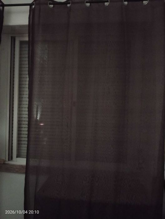 Abajures, copos e cortinas