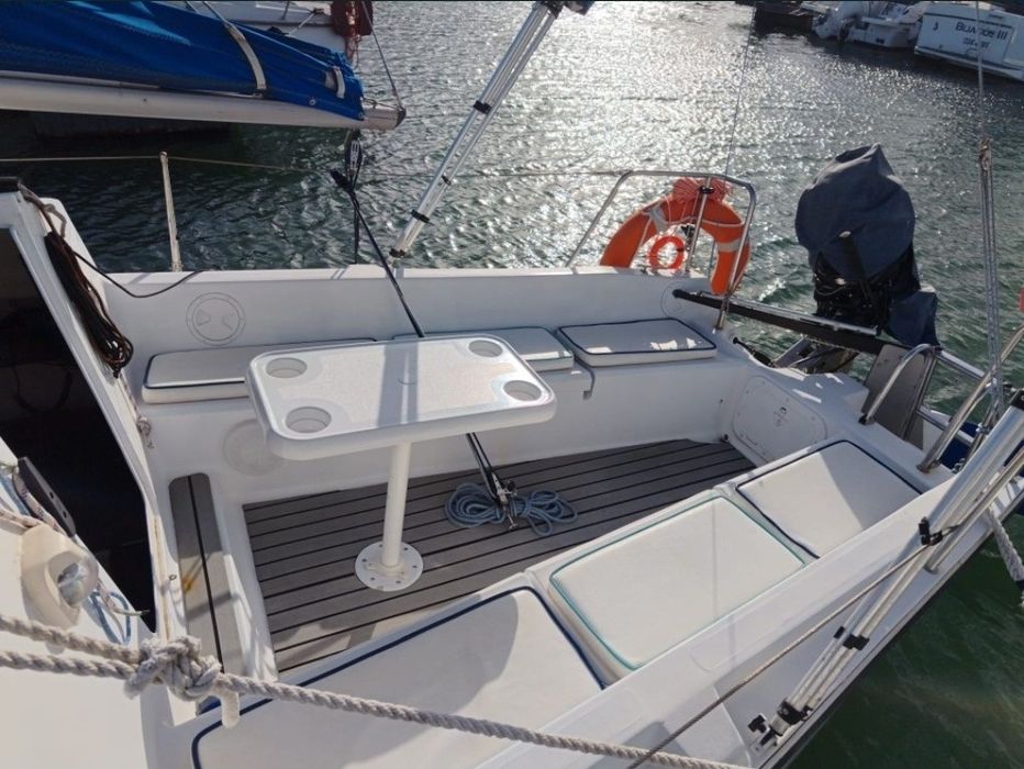 Barco veleiro  muito estimado com lugar de marina cascais