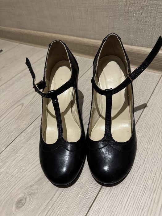 шкіряні туфлі 38 розмір