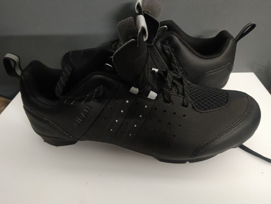 Sapatos de ciclismo com atacadores SPD Triban GRVL 500 preto.