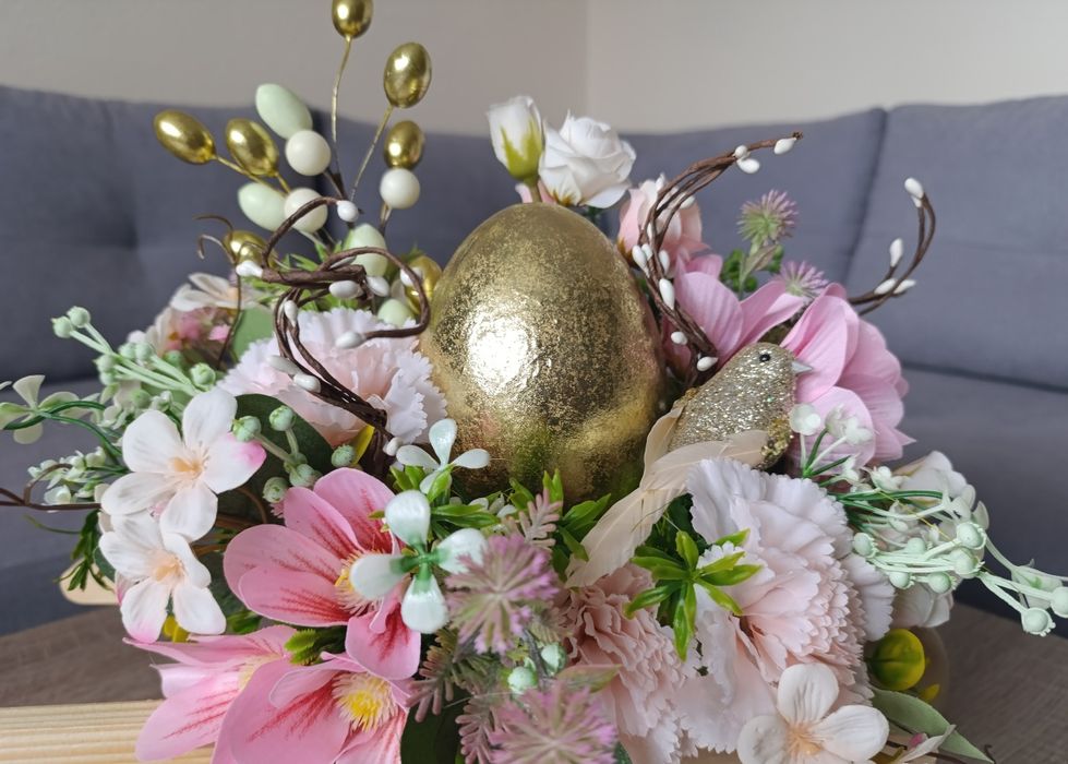 Stroik wielkanocny ze złotym jajem. Taczki. Dekoracja na Wielkanoc