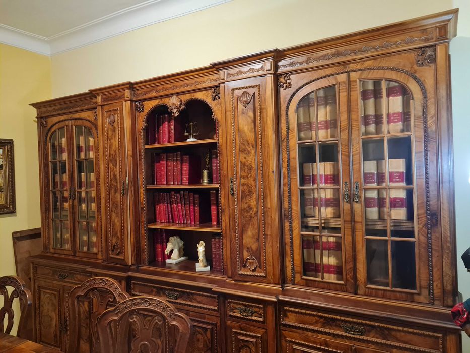 Casa de jantar completa, mesa 8 cadeiras e móvel em Nogueira Americana