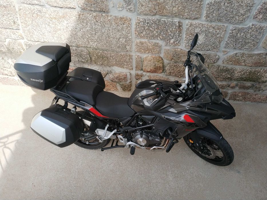 Benelli TRK 502 X,  com top case e laterais SHAD
