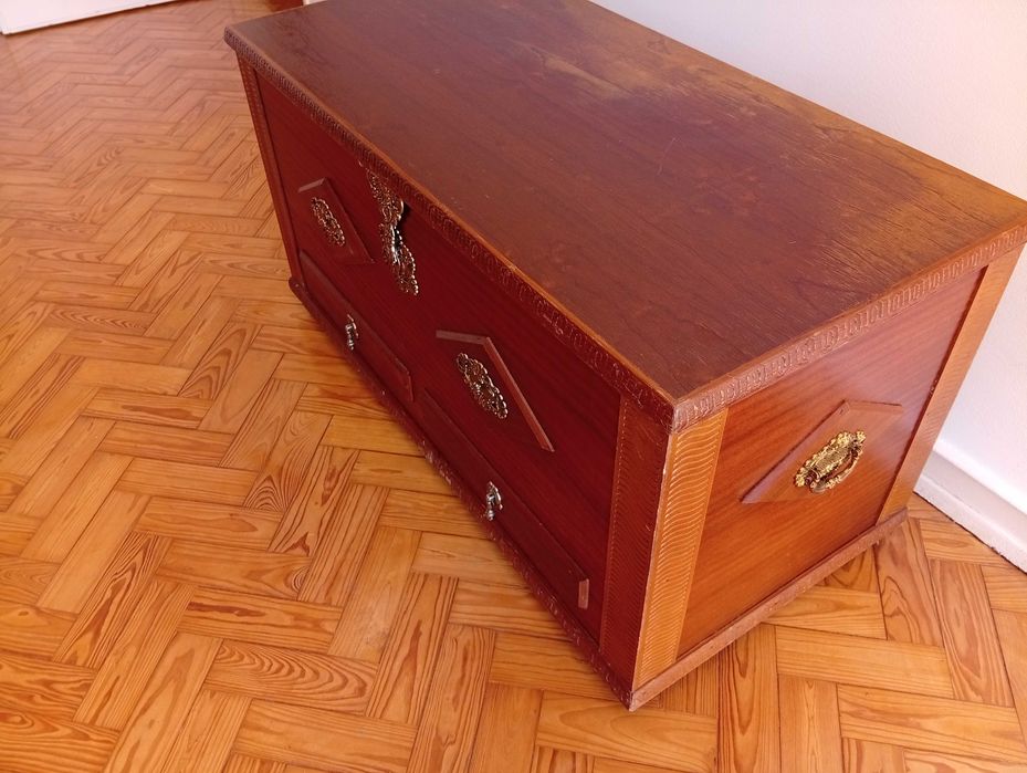 Arca em madeira trabalhada, com embutidos em latão dourado