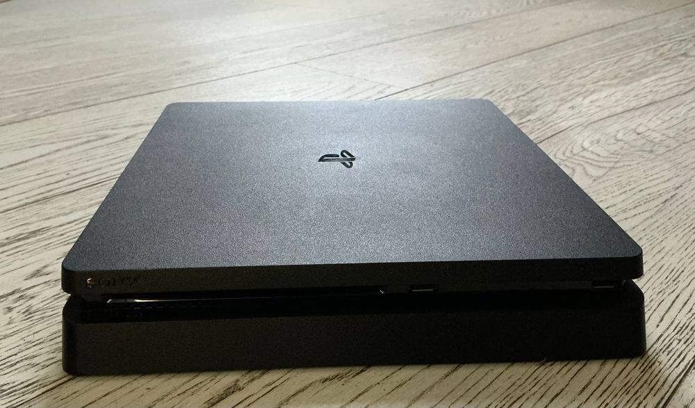 PS4 + 2 джойстики + 5 ігор