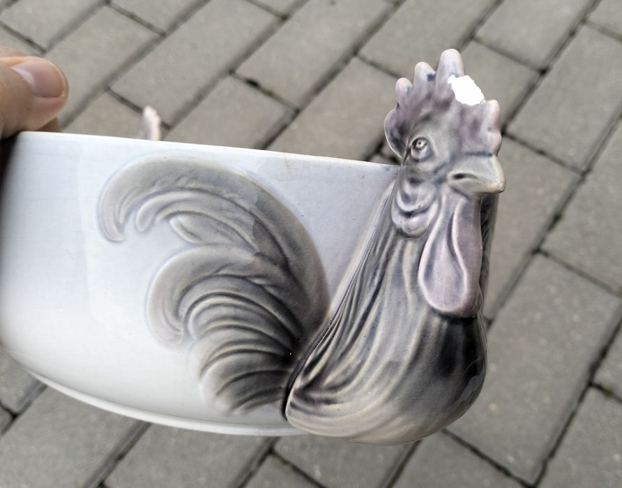 Antyk. Półmisek z ozdobnymi kogutami