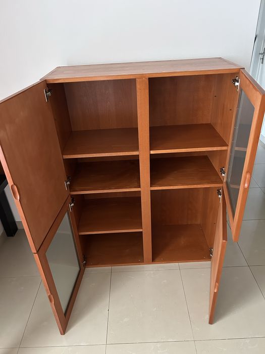 Movel com portas e prateleiras em Faia