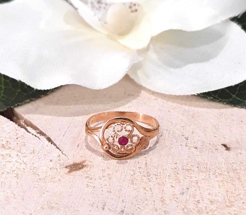 Złoty pierścionek p.585/1,53g z malinowym oczkiem