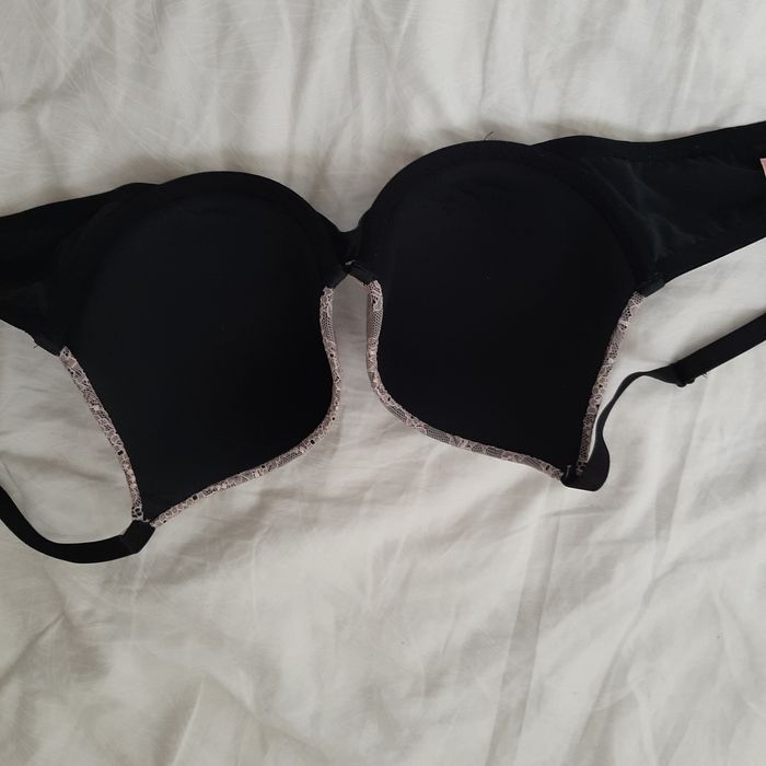 Czarny pudroworóżowy stanik biustonosz hunkemöller 70E