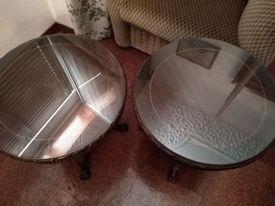 2 Mesas de Apoio em Mogno Trabalhado com Aplicações em Bronze