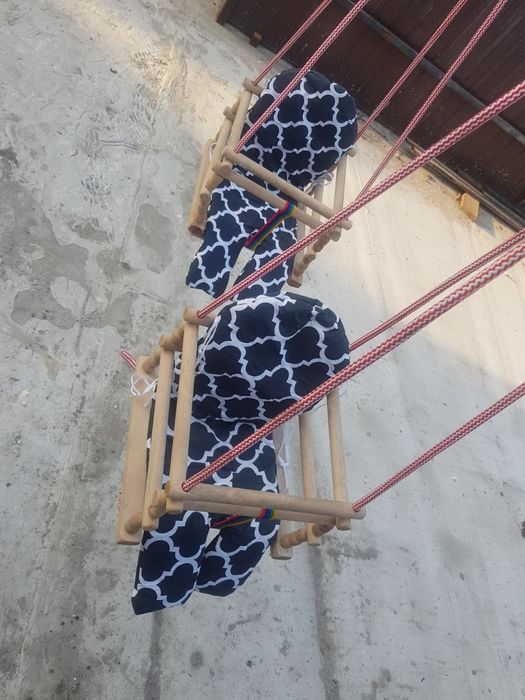 Huśtawka drewniana dla dzieci bliźniaków