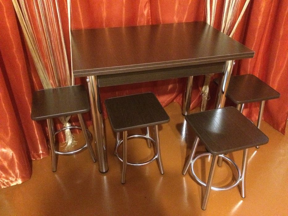 Стіл кухонний розкладний на металевих ніжках.