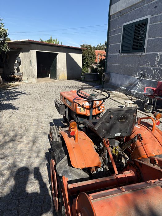 Tractor kubota b7000