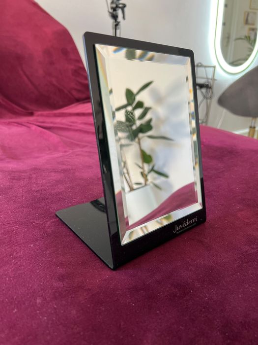 Czarne lusterko z firmy juvederm