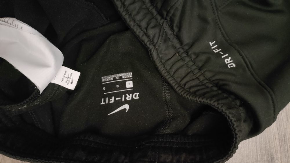 dresowe , sportowe, grubsze spodnie NIKE dri -fit z zamkami
