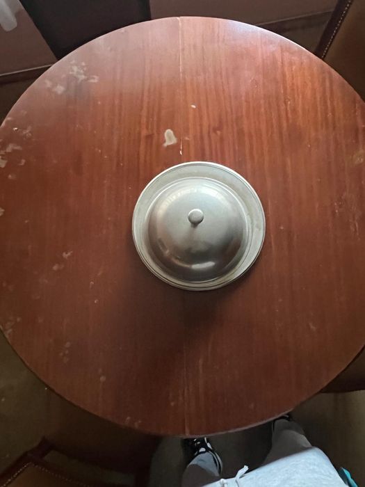 Mesa redonda em madeira maciça + cadeiras – estilo clássico