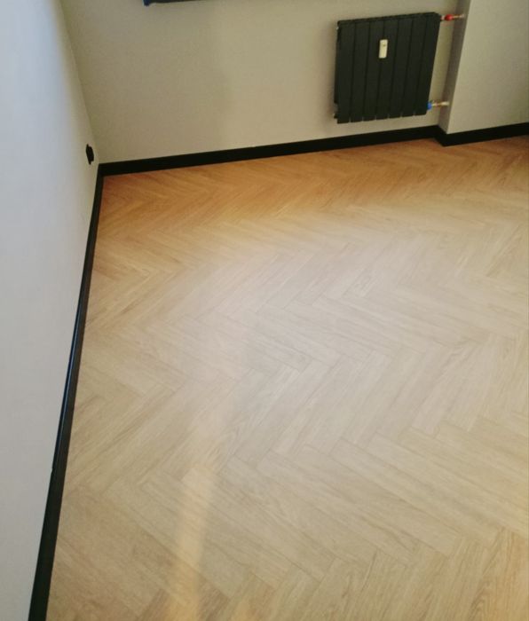 Montaż  paneli podłogowych  i jodełki