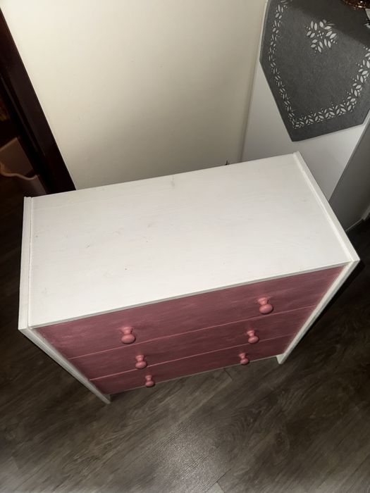 Armario com gavetas branco e rosa