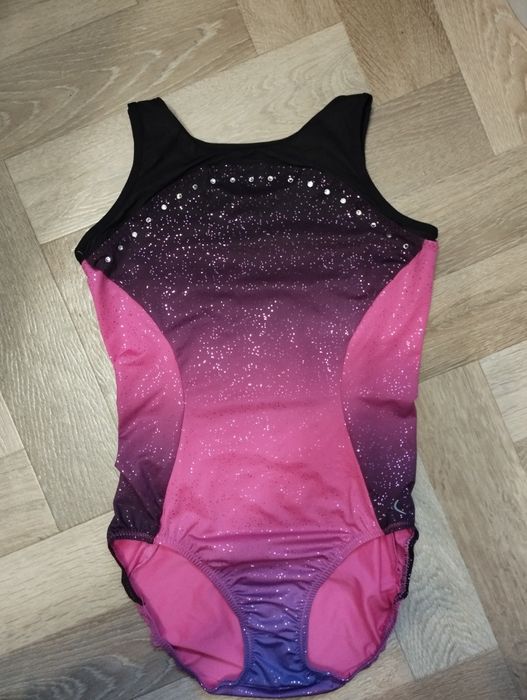 Яркий купальник со стразами 12л.