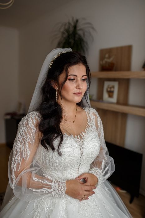 Сукня весільна пишна з шлейфом