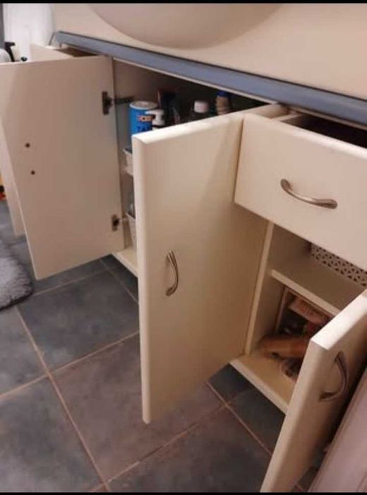 Móvel de casa de banho com lavatório, torneira e bancada em mármore