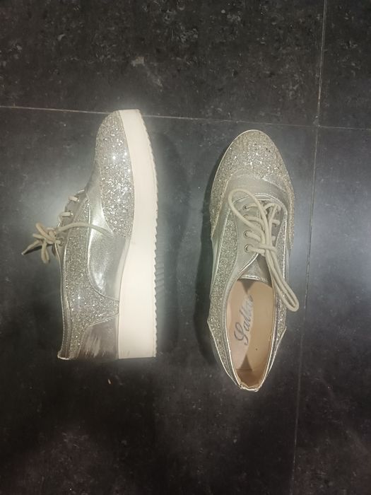 Vários sapatos senhora novos (6€) usados (3€)