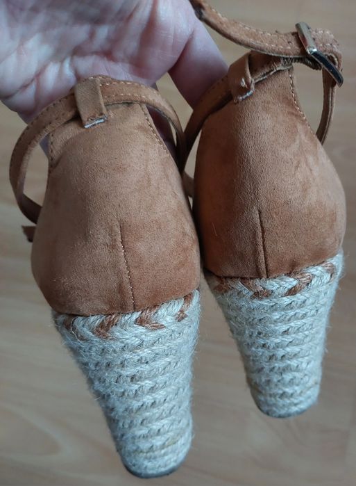 Buty na koturnie
