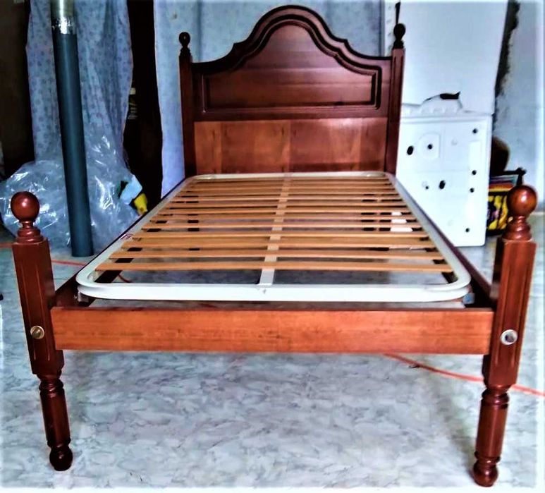 Cama de Solteiro em Madeira Maciça