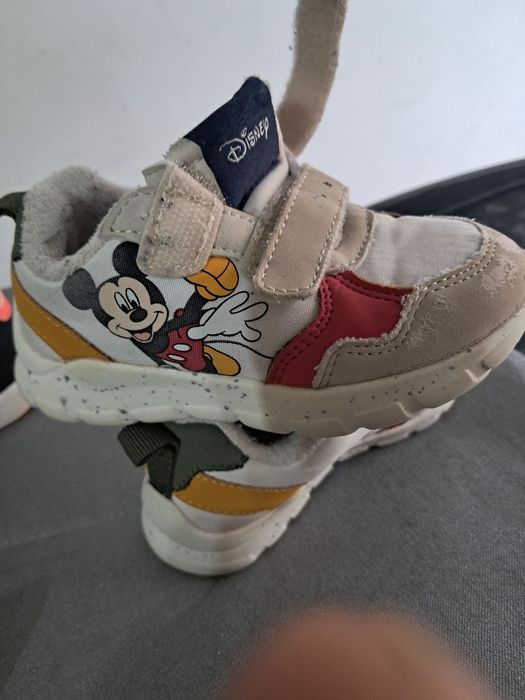 5€ cada sapatilha de criança 21 e 23